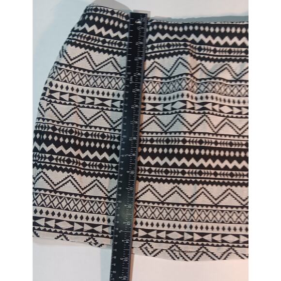 Francesca’s Aztec Print Knit Mini Skirt Black White Geometric Tribal Size M - Picture 3 of 6